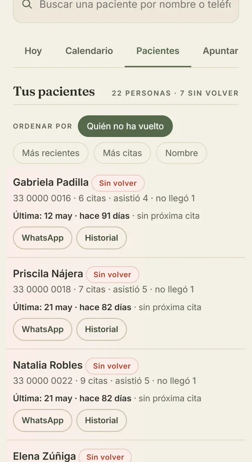 La lista de clientes en el celular, ordenada por quién lleva más tiempo sin volver.