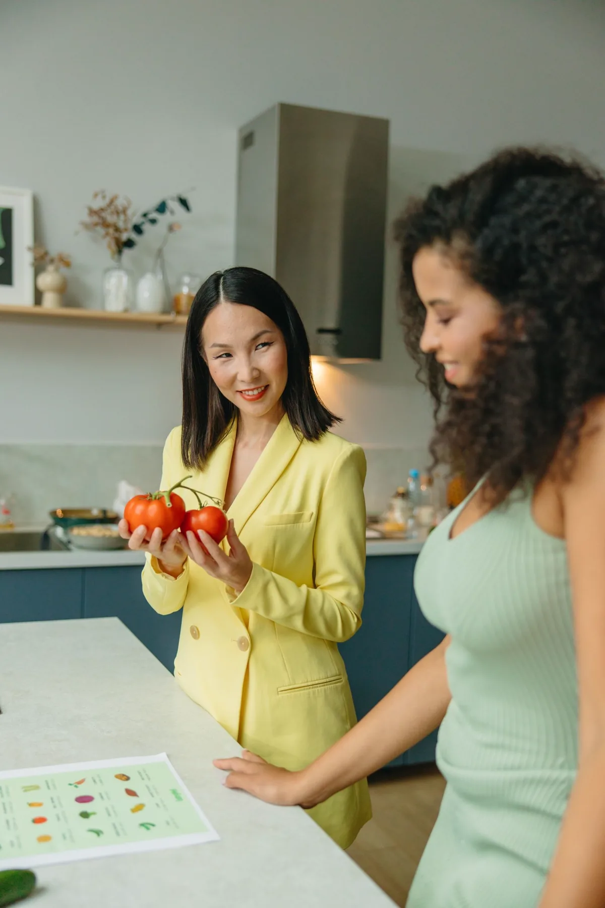 Nutrióloga Vita Nutrición en consulta, orientando a una paciente con alimentación saludable